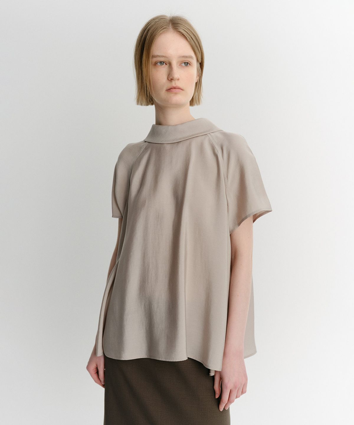 이아(EAAH) LYLA FLARE BLOUSE (TAUPE)