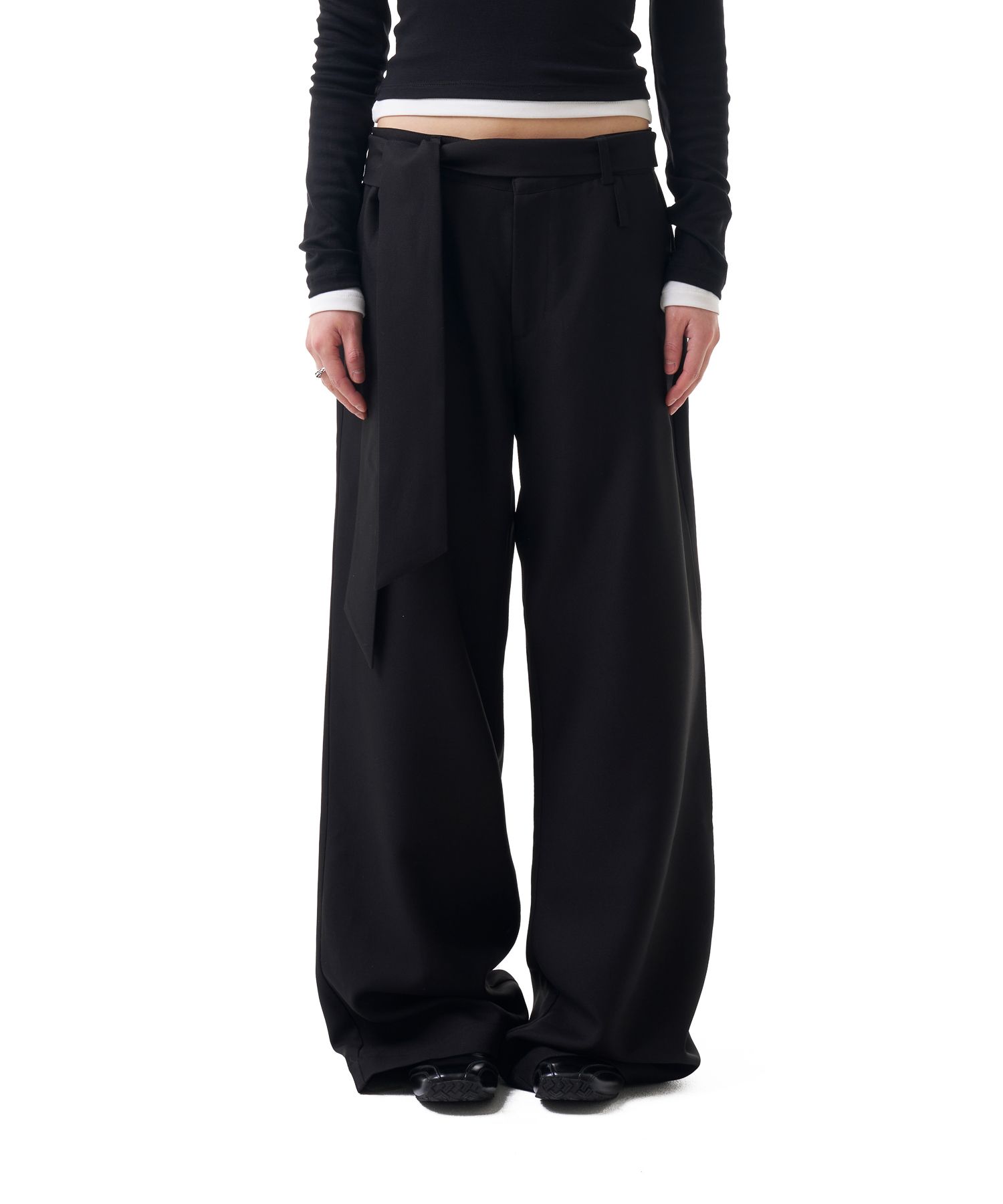 MUSINSA | IUGAMAKARAS Belted Contrast Trousers (Black)