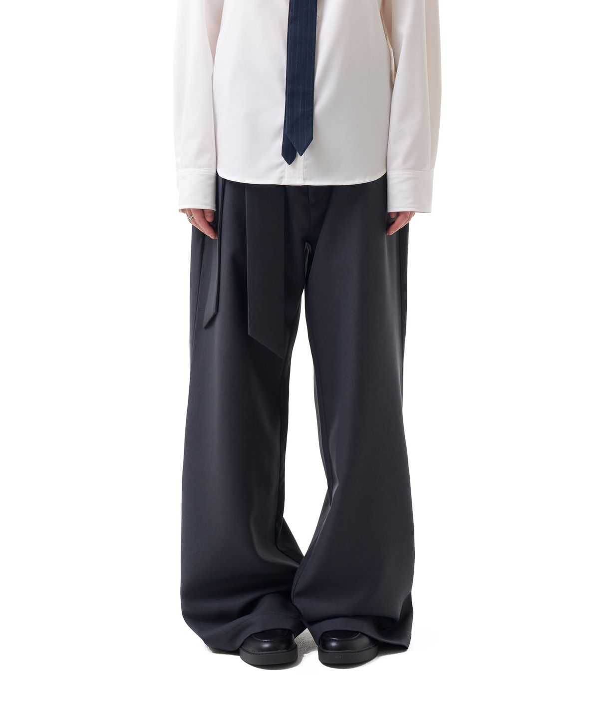 이우가마카라스(IUGAMAKARAS) Belted Contrast Trousers (Dark Gray)