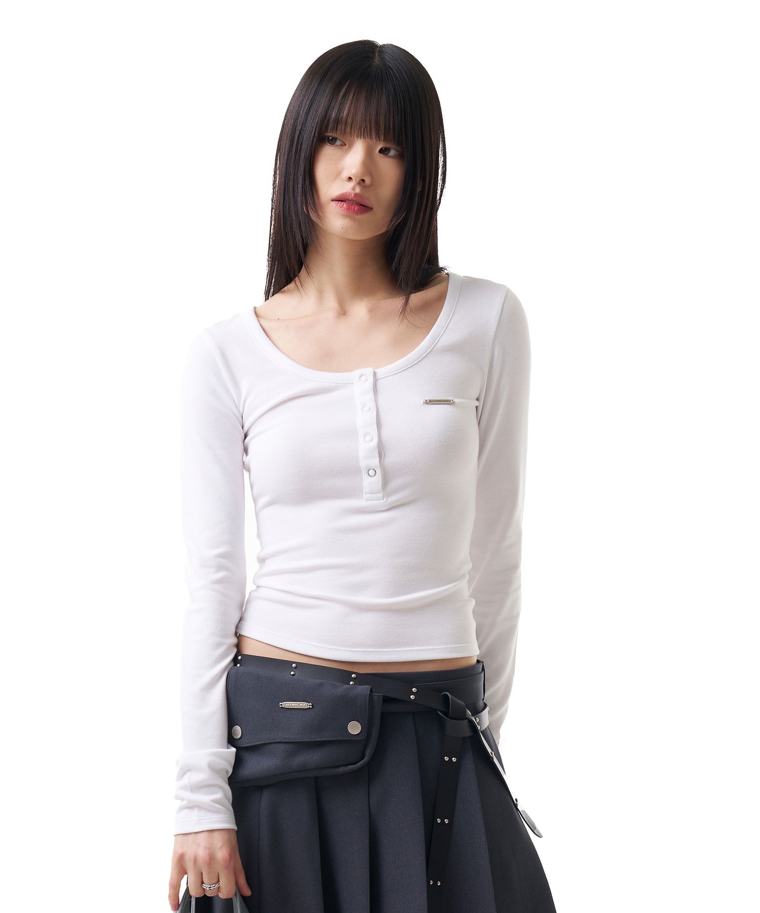春夏新作 韓国人気ブランド[IUGAMAKARAS] U-NECK FITTED TOP MUSINSA公式 | IUGAMAKARAS Button Fitted Top (White)