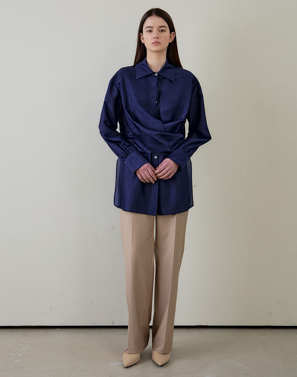 지에마르(GIEMAR) X BLOUSE NAVY 엑스 블라우스 네이비