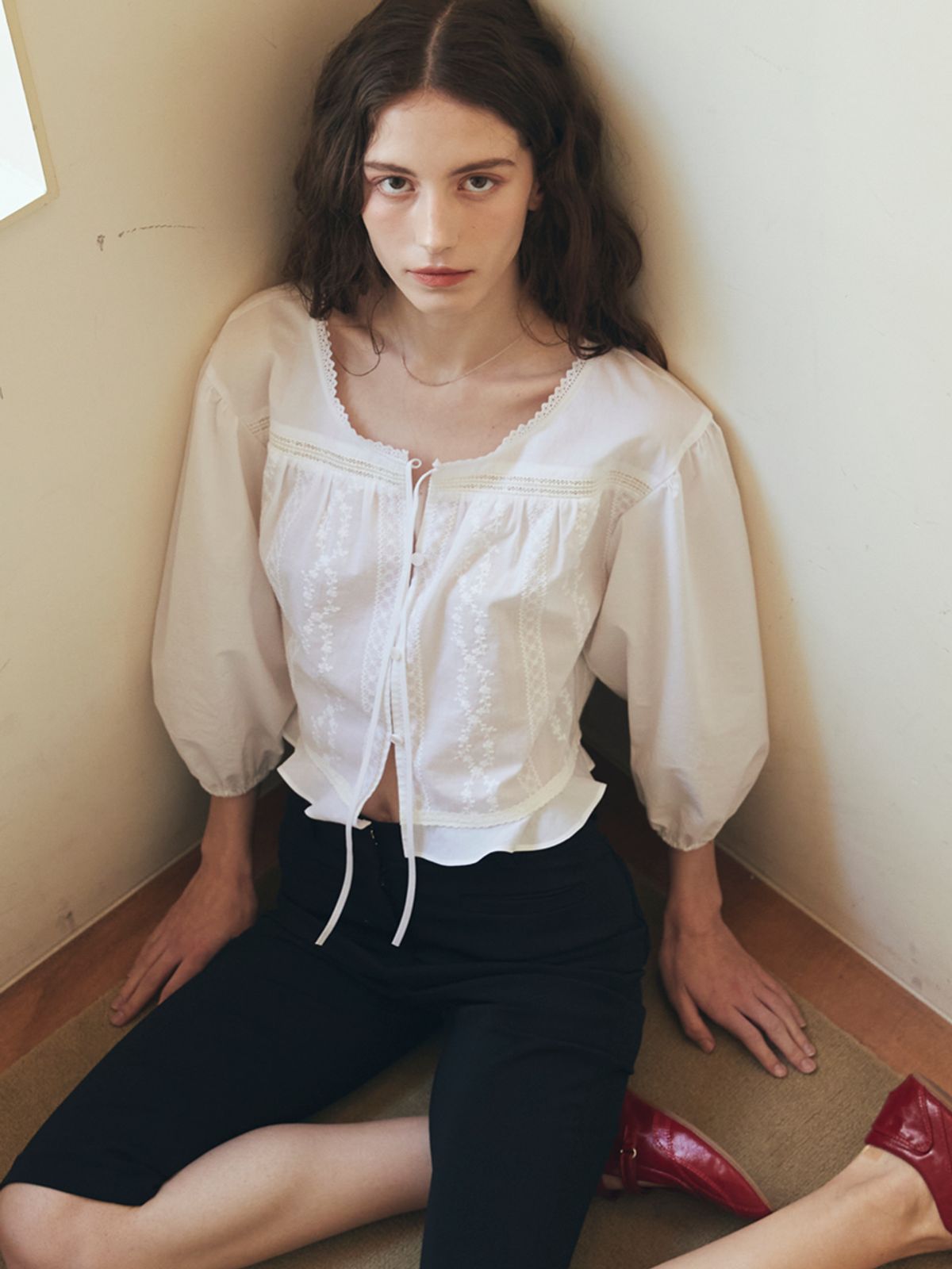 오앨(OUEL) EYELET LACE PEPLUM BLOUSE_WHITE