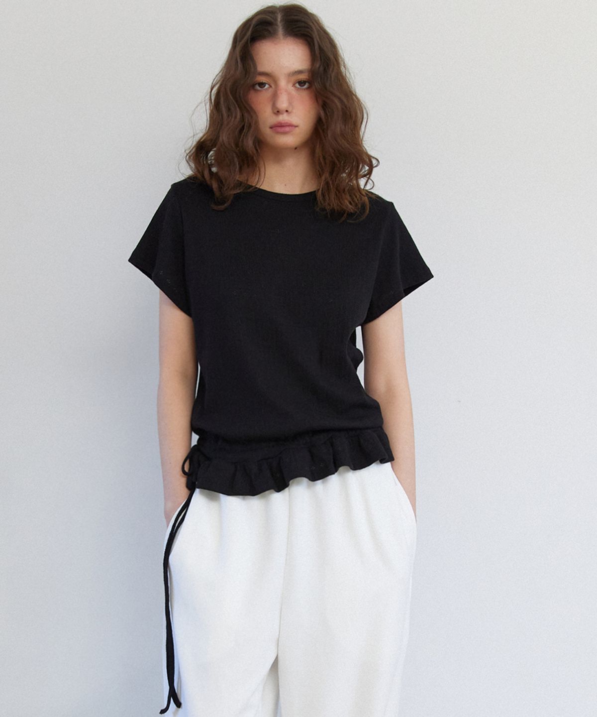 렌세(RENSE) Eyelet Frill Half T-shirt Black