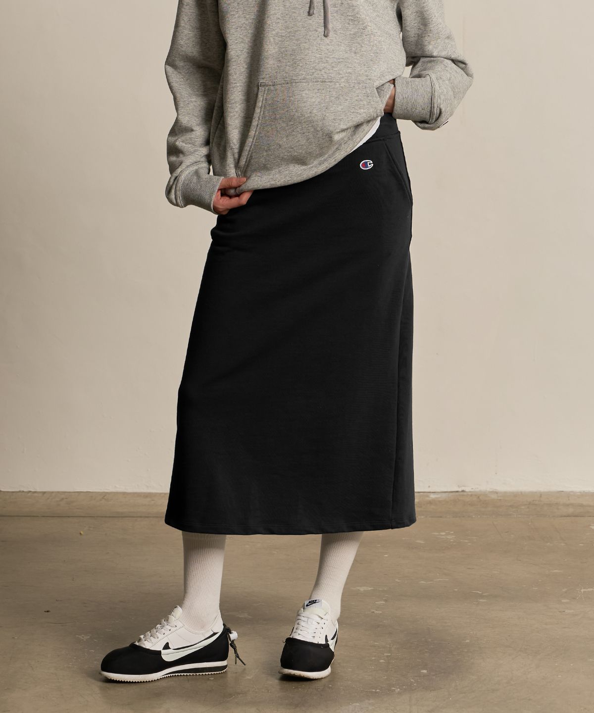 챔피온(CHAMPION) 여성 C로고 롱 스트링 스커트 Black