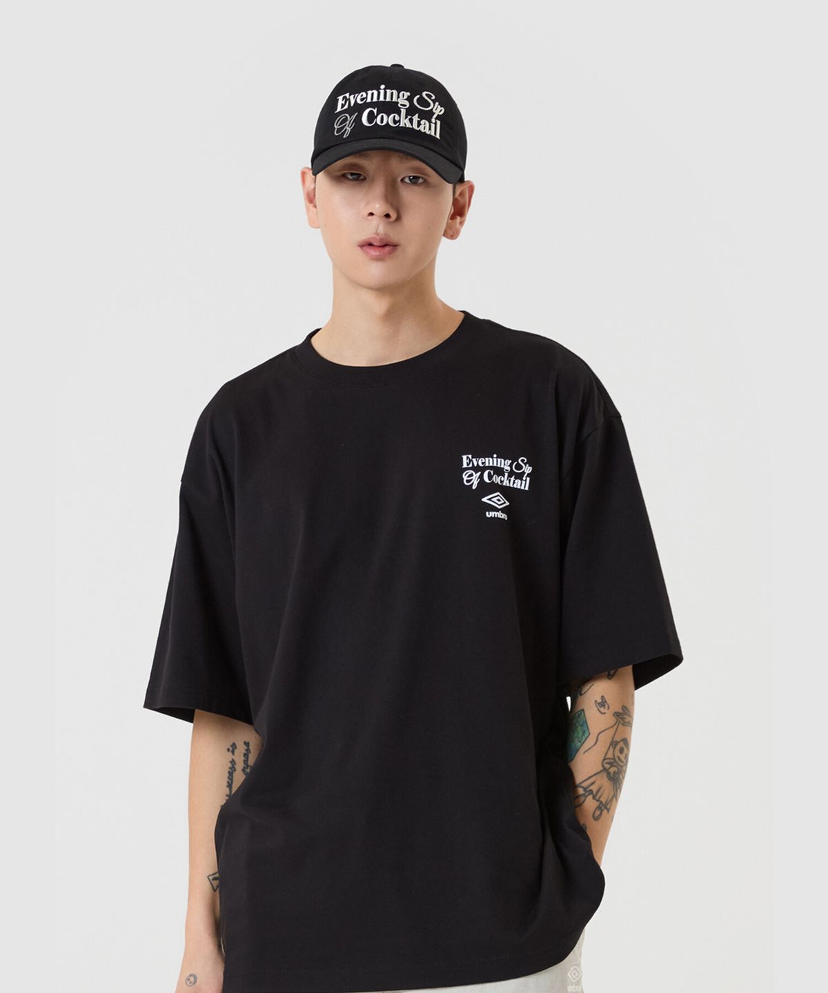 엄브로(UMBRO) 레이트 체크아웃 칵테일 그래픽 반팔 티셔츠 블랙(UQ223CRS49)