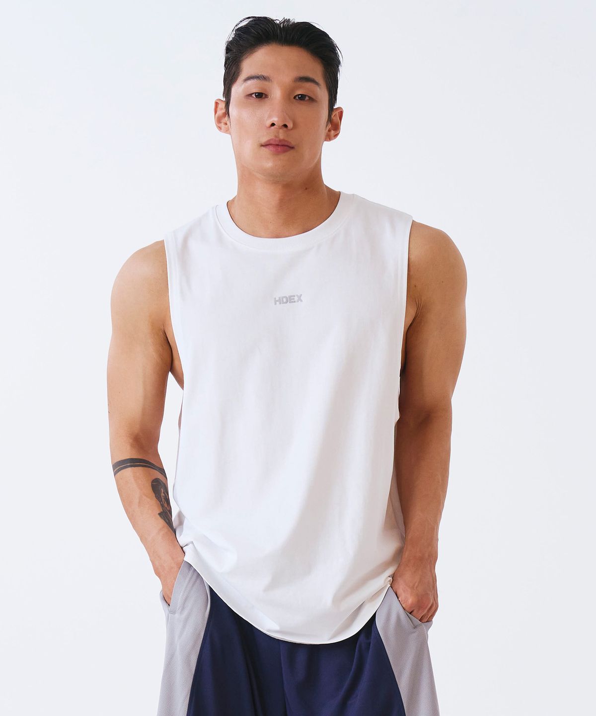 에이치덱스(HDEX) 실버 메인로고 라운드 슬리브리스 (White)