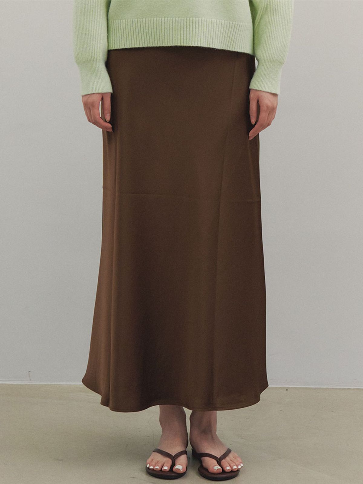 지앤지비(GNGB) 새틴 롱 스커트_Brown