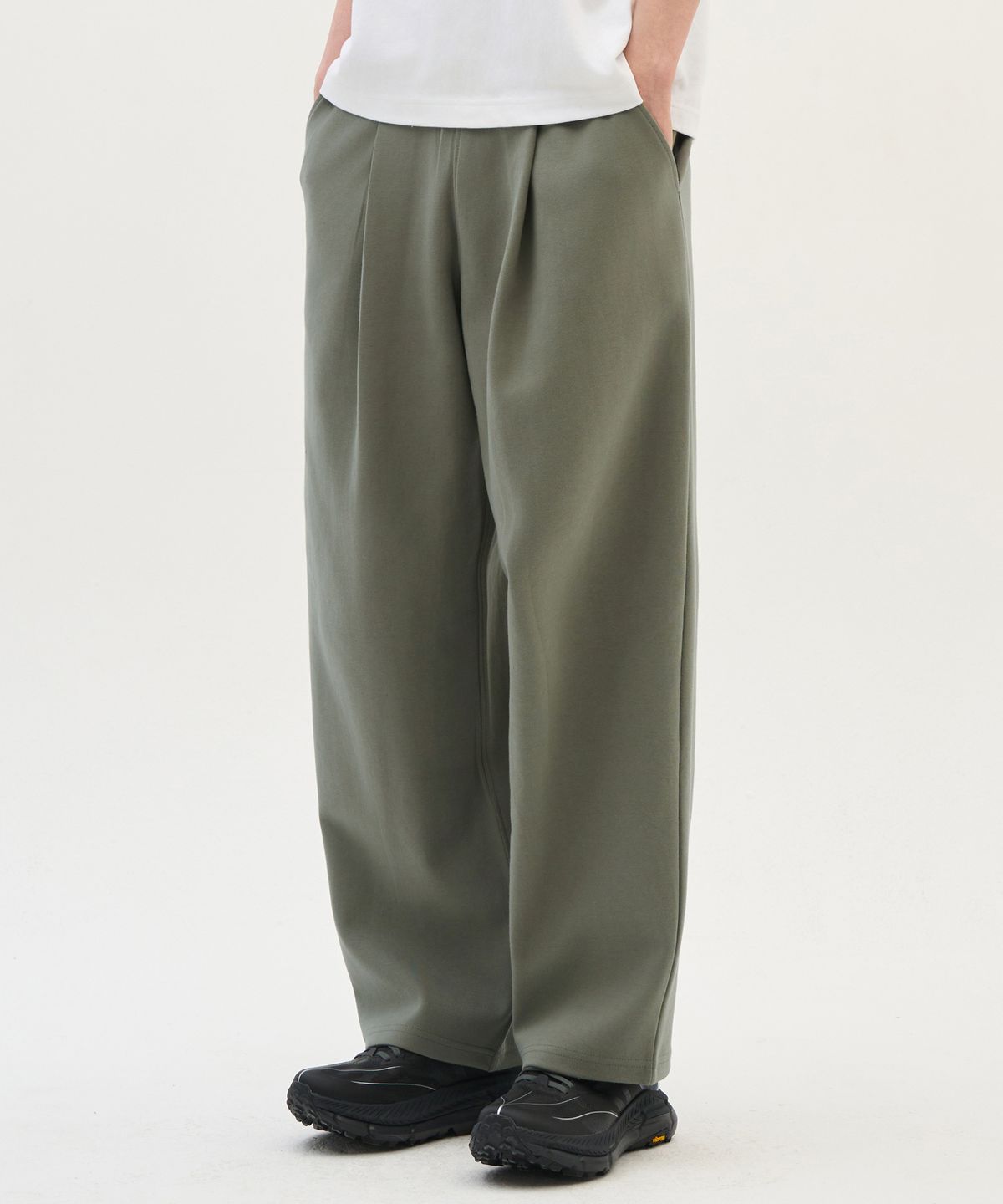 제로(XERO) Deep One Tuck Sweat Pants [Sage Green]