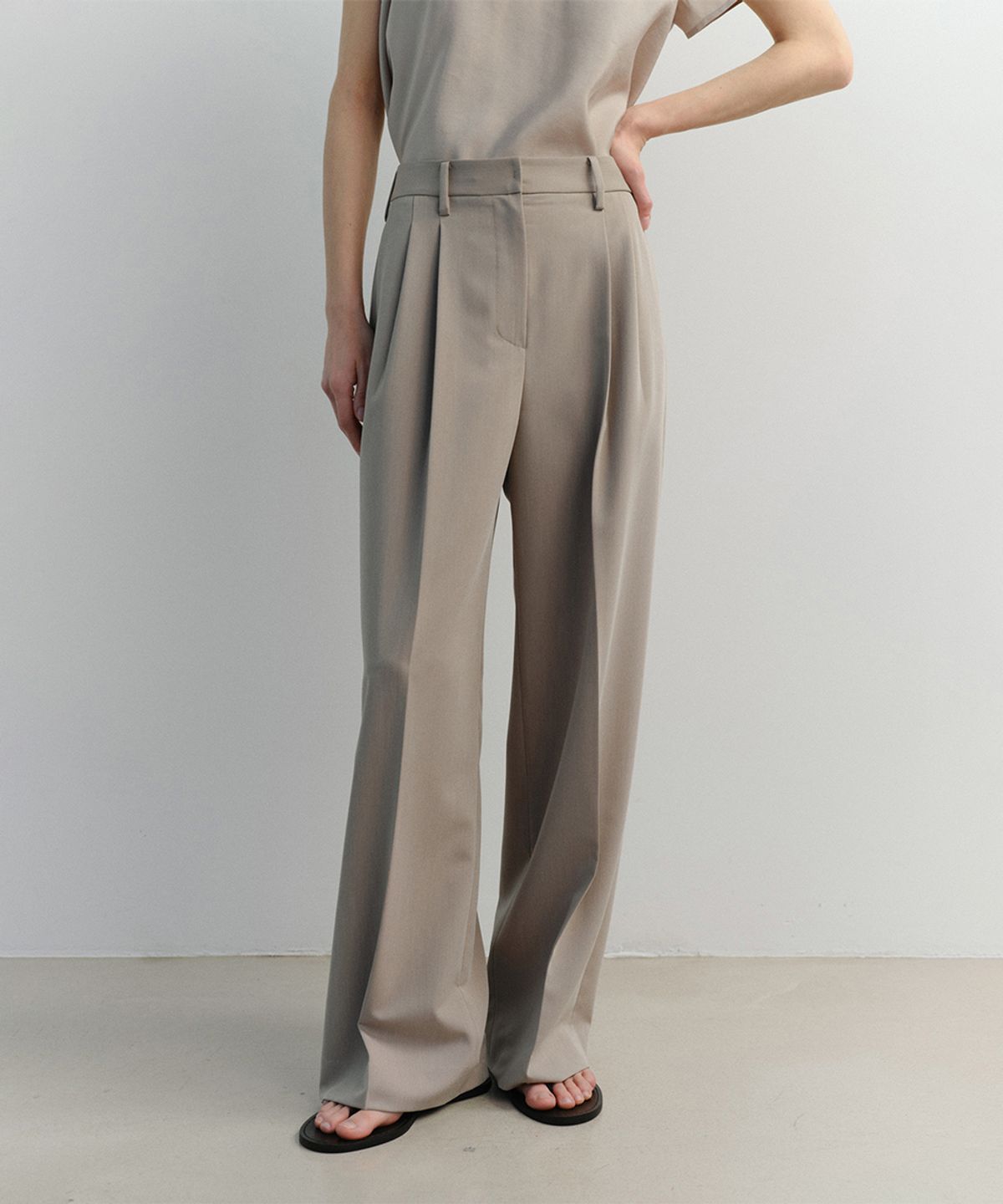이아(EAAH) SS WIDE TUCK PANTS (TAUPE)