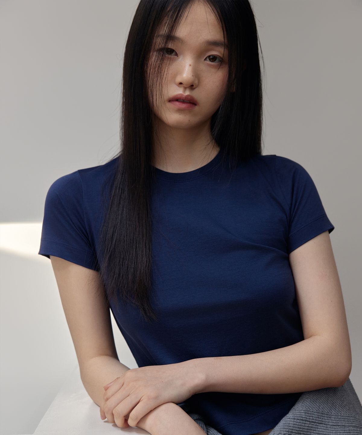 38컴온커먼(38COMEONCOMMON) Silket Cropped T-Shirts (Navy)