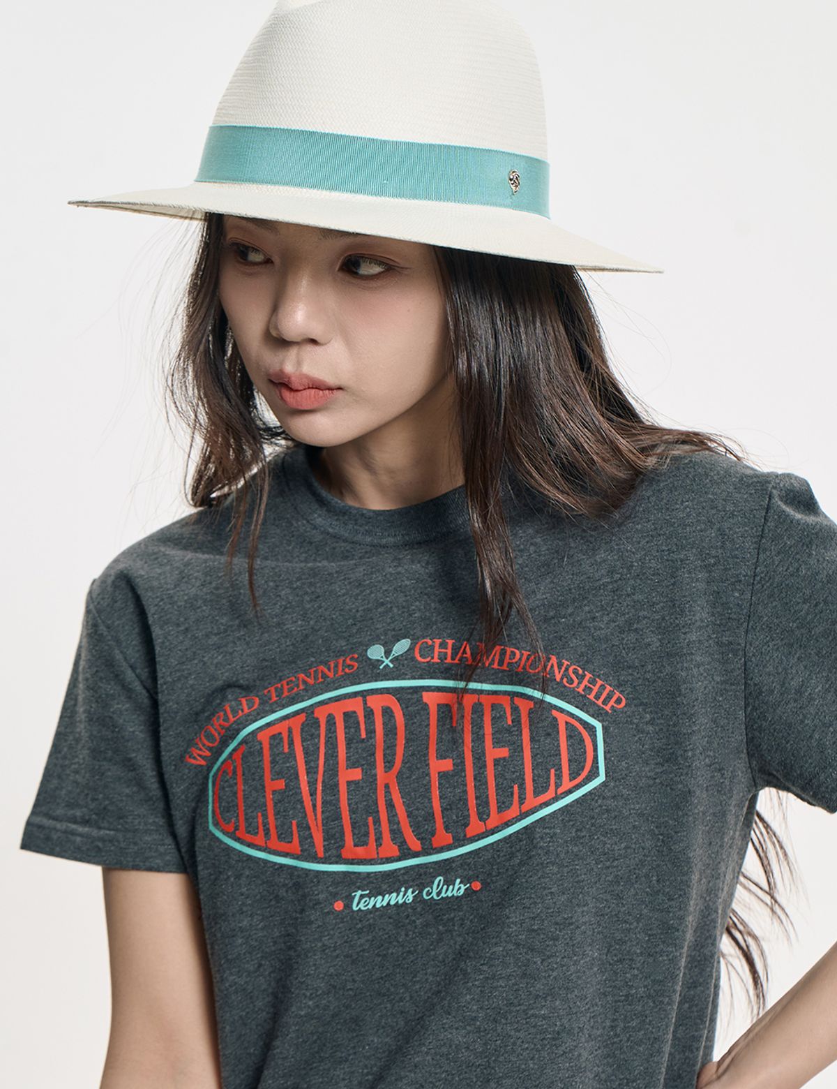 클레버필드(CLEVER FIELD) 시그니처 엠블럼 크롭 티셔츠 [차콜]