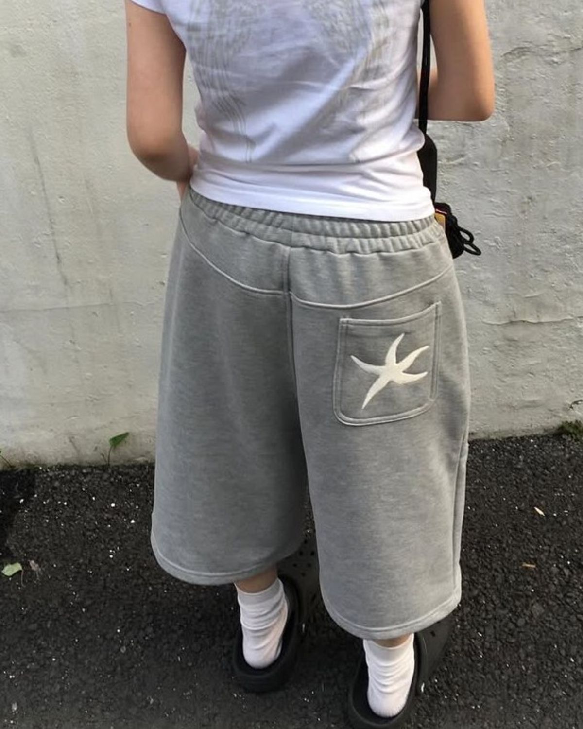 더콜디스트모먼트(THE COLDEST MOMENT) TCM back logo half sweat pants (grey)