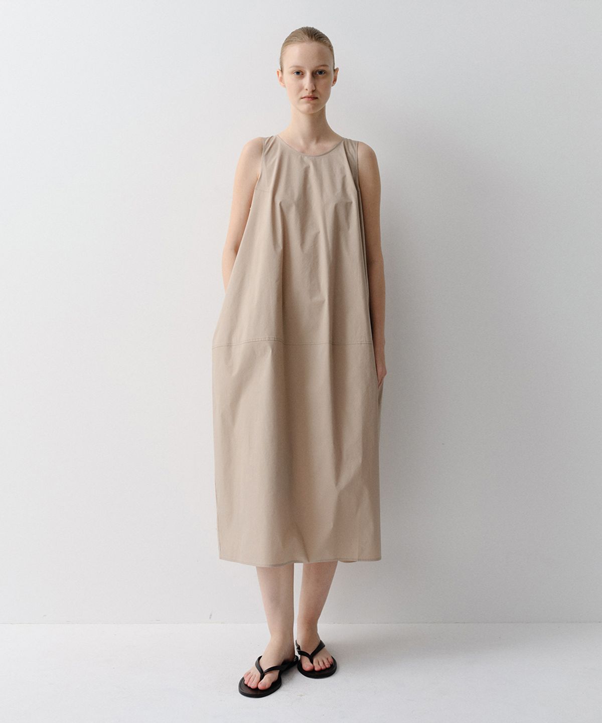 이아(EAAH) COCOON SLEEVELESS DRESS (BEIGE)