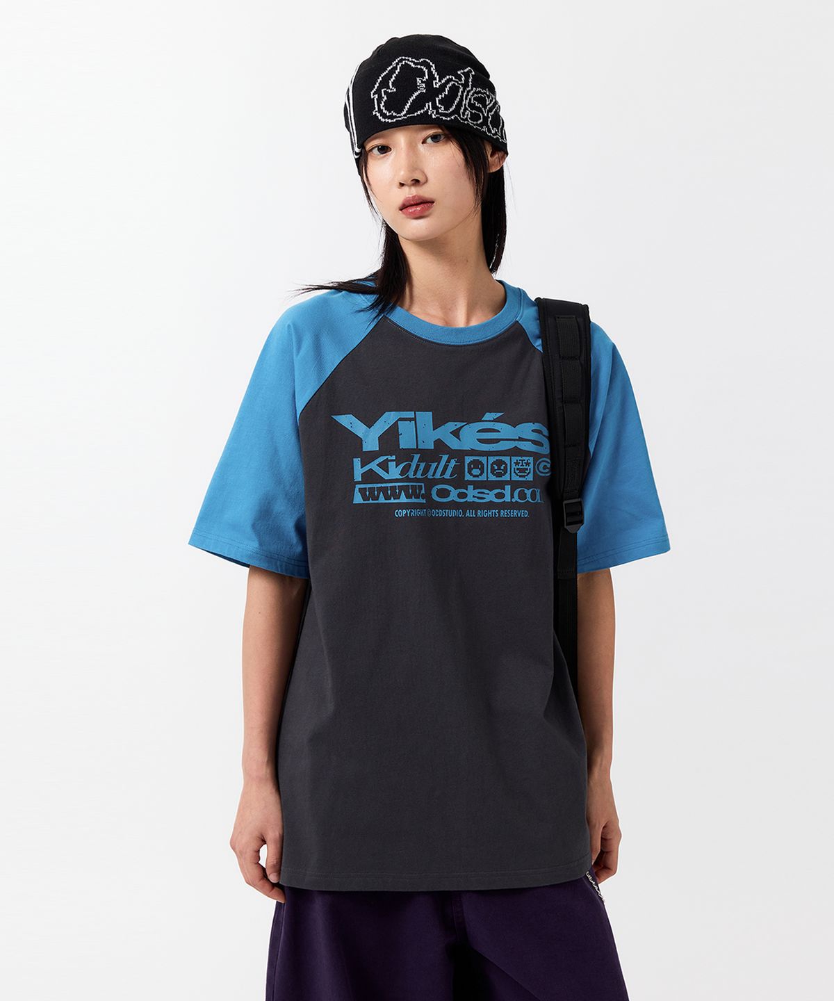 오드스튜디오(ODDSTUDIO) 야익스 로고 래글런 그래픽 오버핏 티셔츠 - CHARCOAL / VINTAGE BLUE
