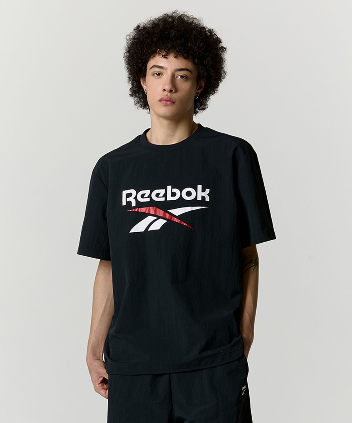 리복(REEBOK) 에센셜 반팔 피스테 - 블랙