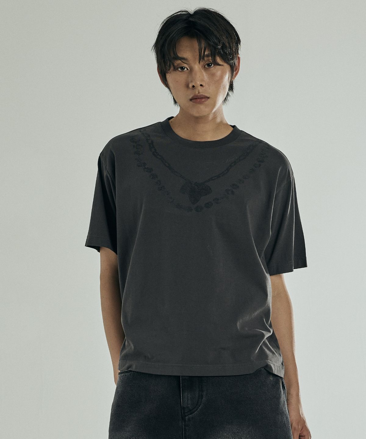 본바트(VONVAT) 넥크리스 그래픽 크롭 반팔티 (차콜)