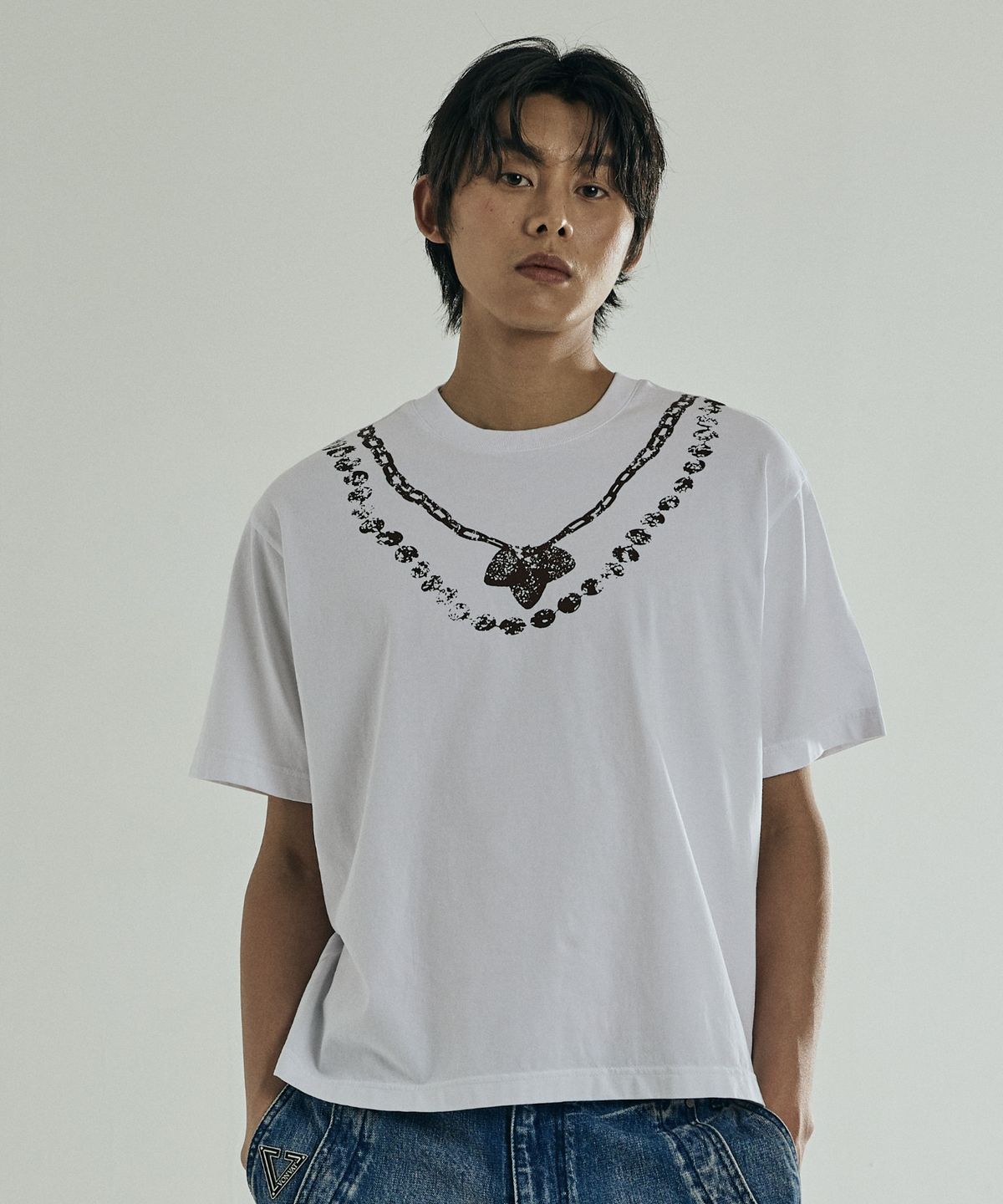 본바트(VONVAT) 넥크리스 그래픽 크롭 반팔티 (화이트)
