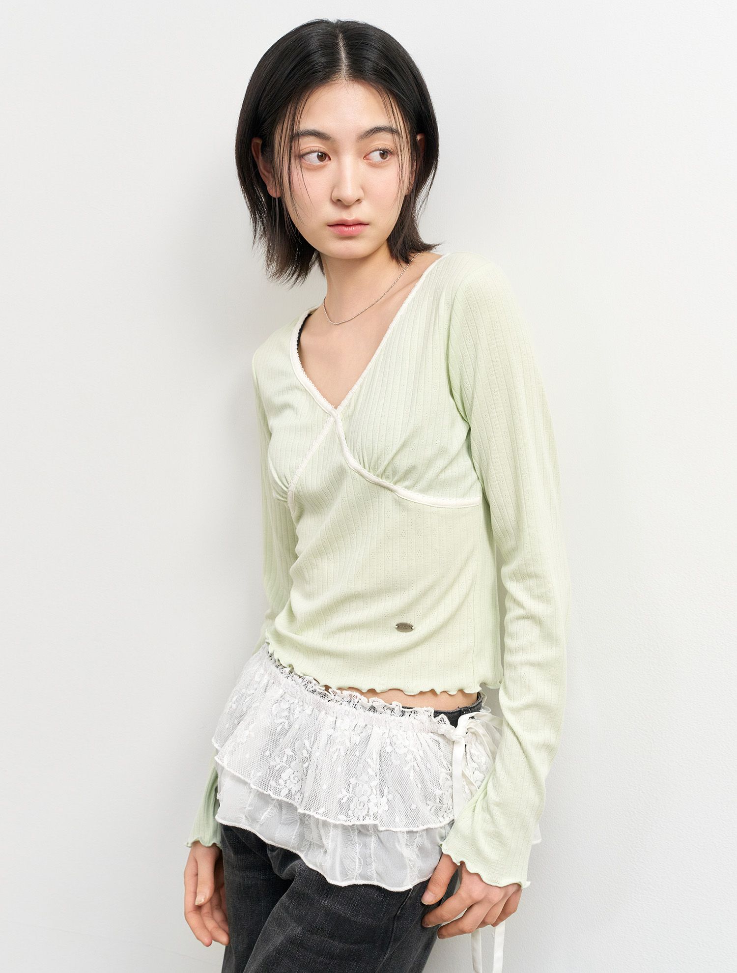 MUSINSA | GENERAL IDEA Color Block Eyelet V-Neck T-Shirt