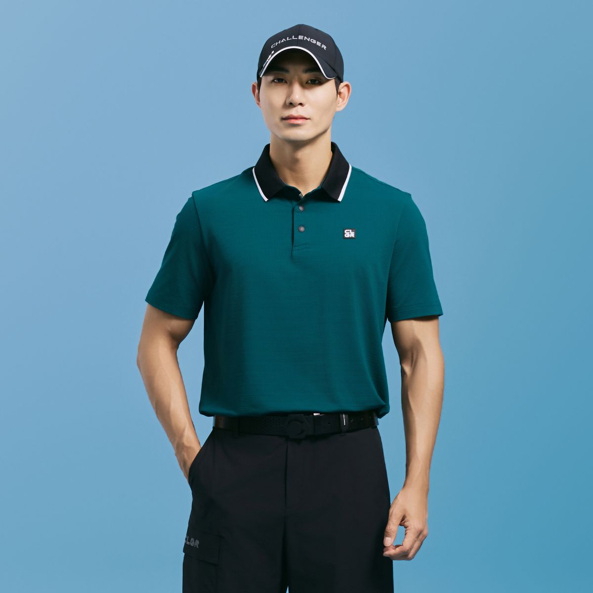 챌린저(CHALLENGER) 남성 에센셜 스트레치 나일론 버튼다운 카라 반팔티 다크그린