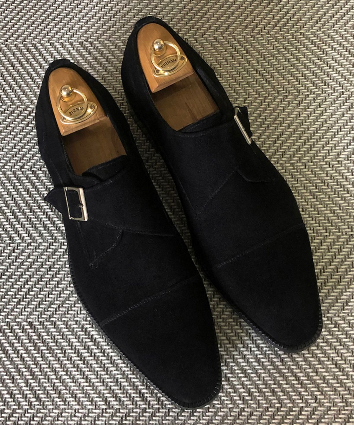 조앤슈(JOENSHOE) 르누아르 실버버클 스웨이드 싱글 몽크스트랩 블랙