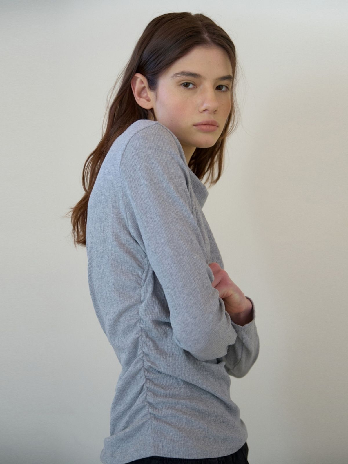 어나우트(UNNOUT) DRAPED SHIRRING T-SHIRT GREY