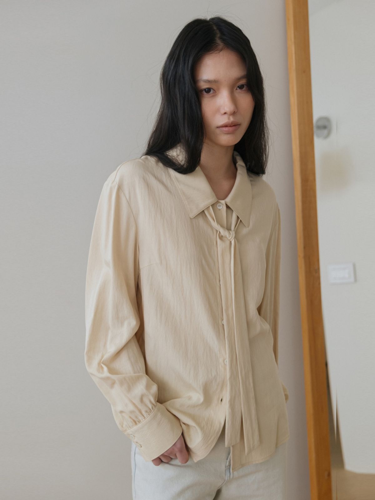 어나우트(UNNOUT) RELAXED TIE BLOUSE BUTTER