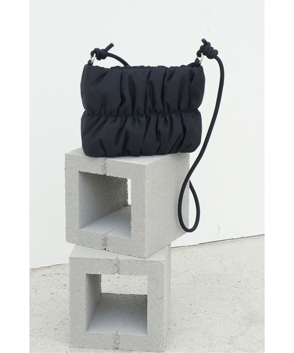 래코드(RECODE) Twisted String Candy Tote Bag_RYBAX25802BKX