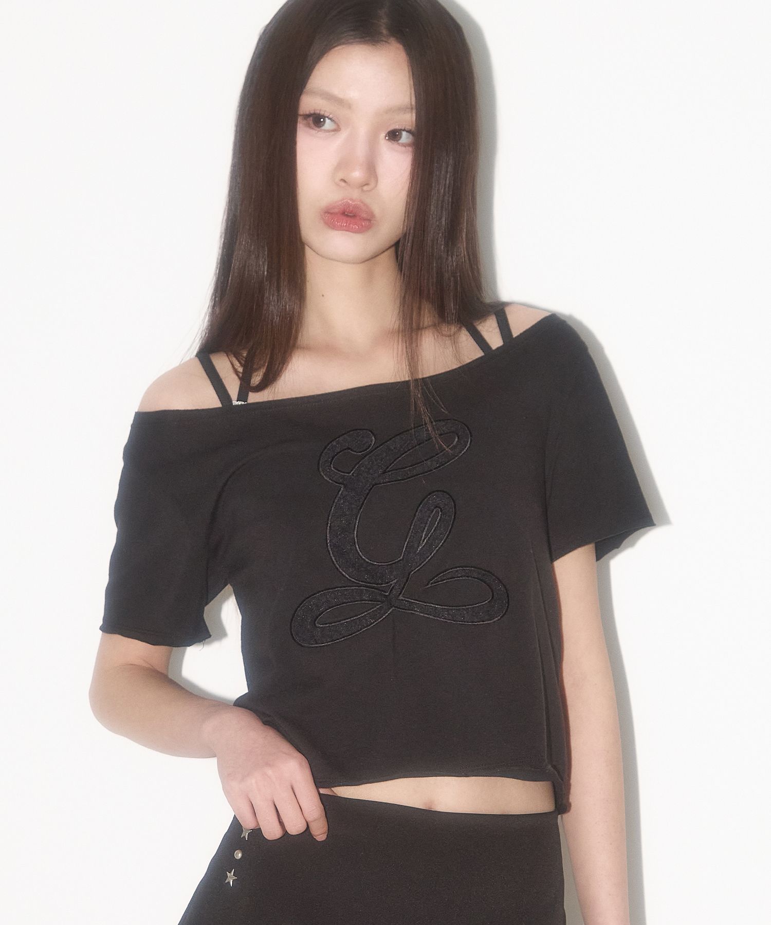 送料・関税込 ●ILLIGO●25SS PUNCHING LOGO OFF-SHOULDER TOP MUSINSA | ILLIGO Punching Logo Off Shoulder Top Black
