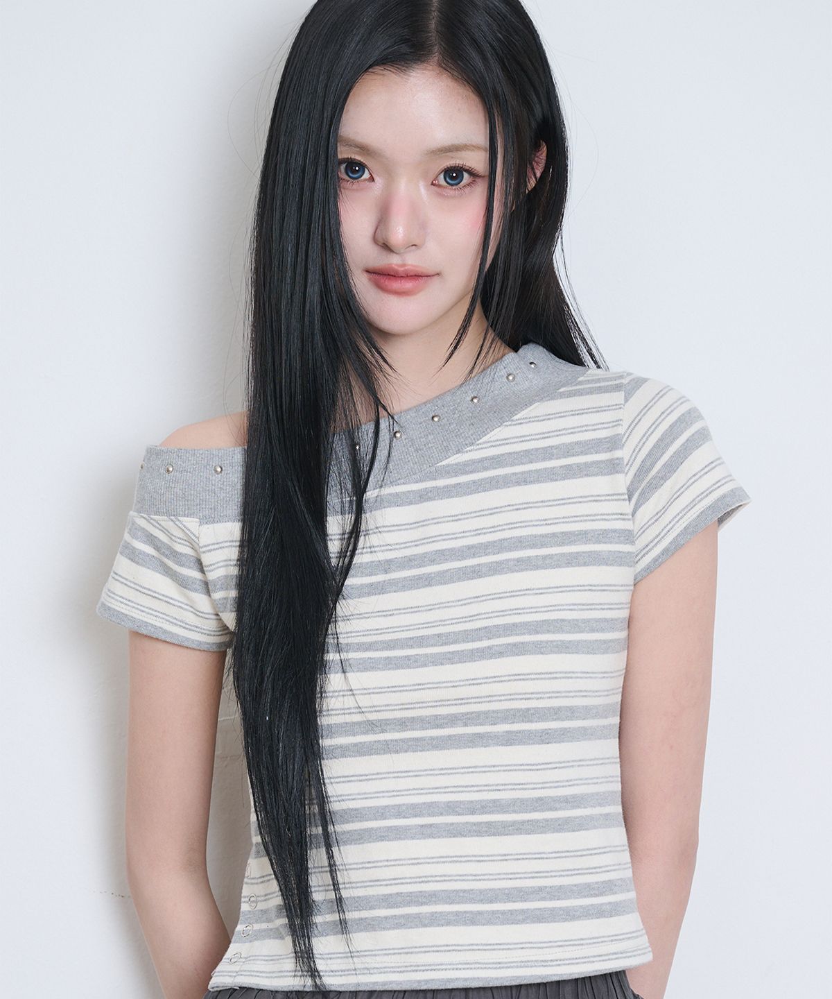 일리고(ILLIGO) 원숄더 스터드 스트라이프 탑 그레이 아이보리