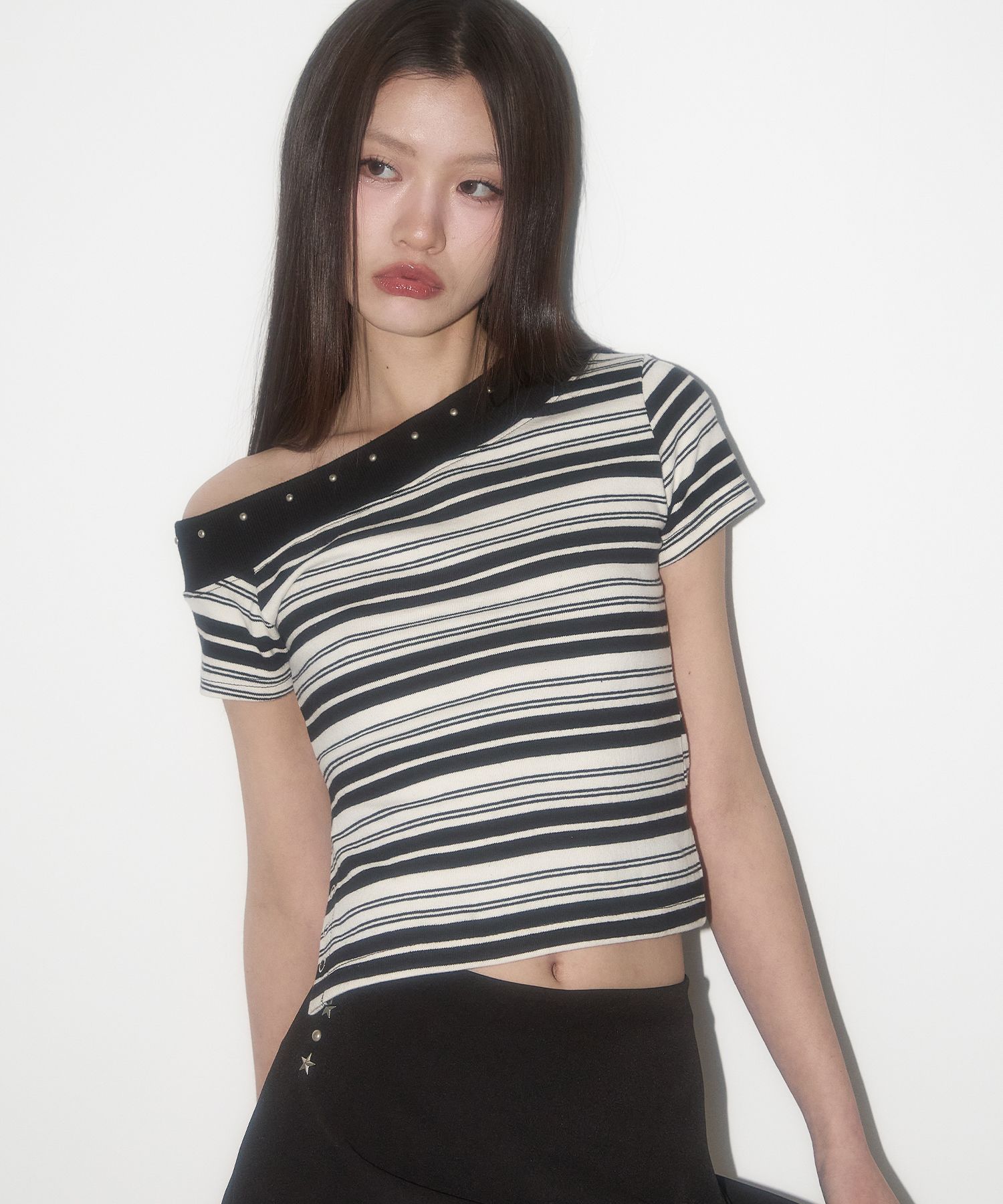送料・関税込 ●ILLIGO●25SS ONE SHOULDER STUD STRIPE TOP MUSINSA | ILLIGO One shoulder studded striped top black ivory