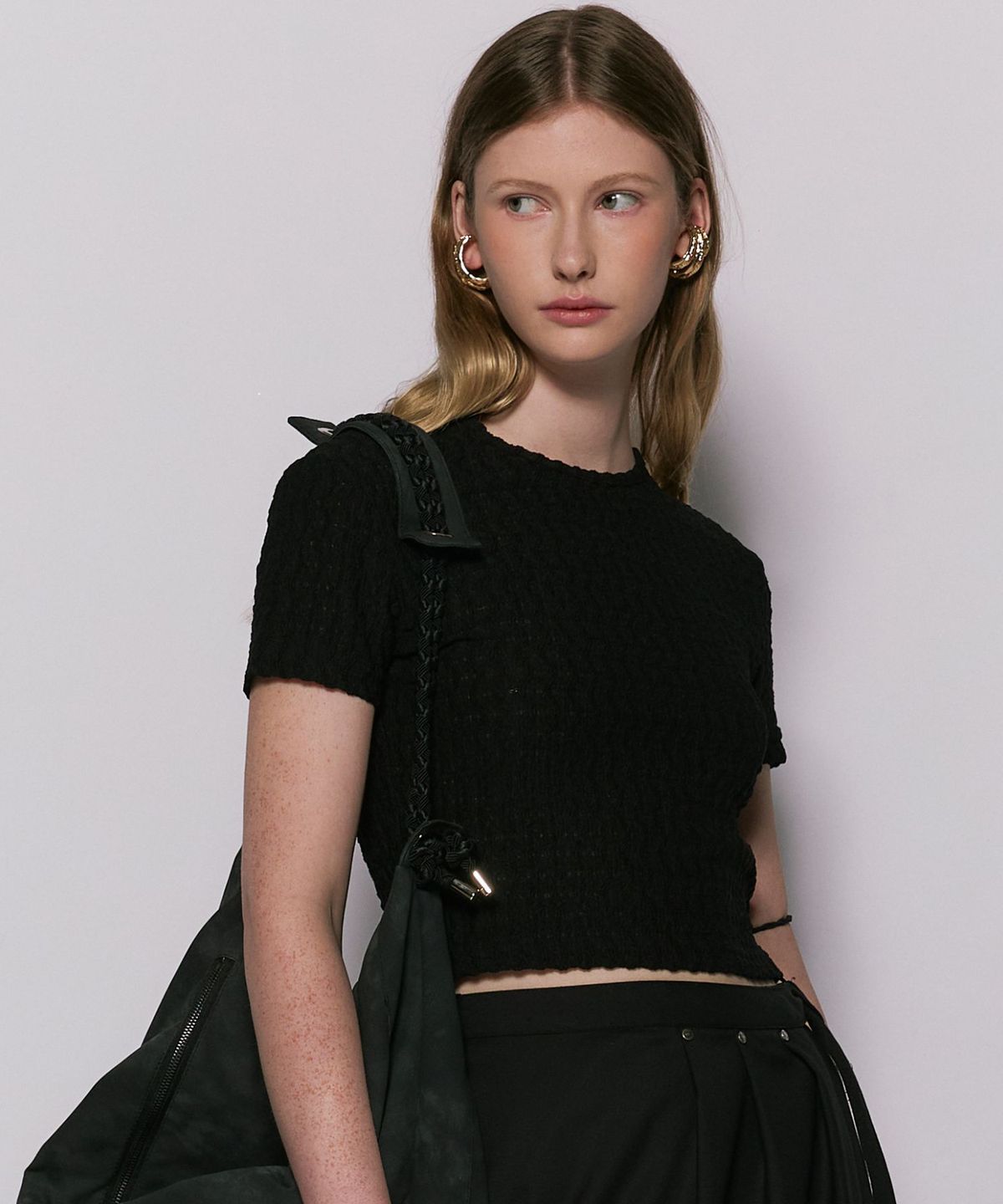 웨슬리 휴스턴(WESLEYHYUSTON) Suede string side detail crop knit black