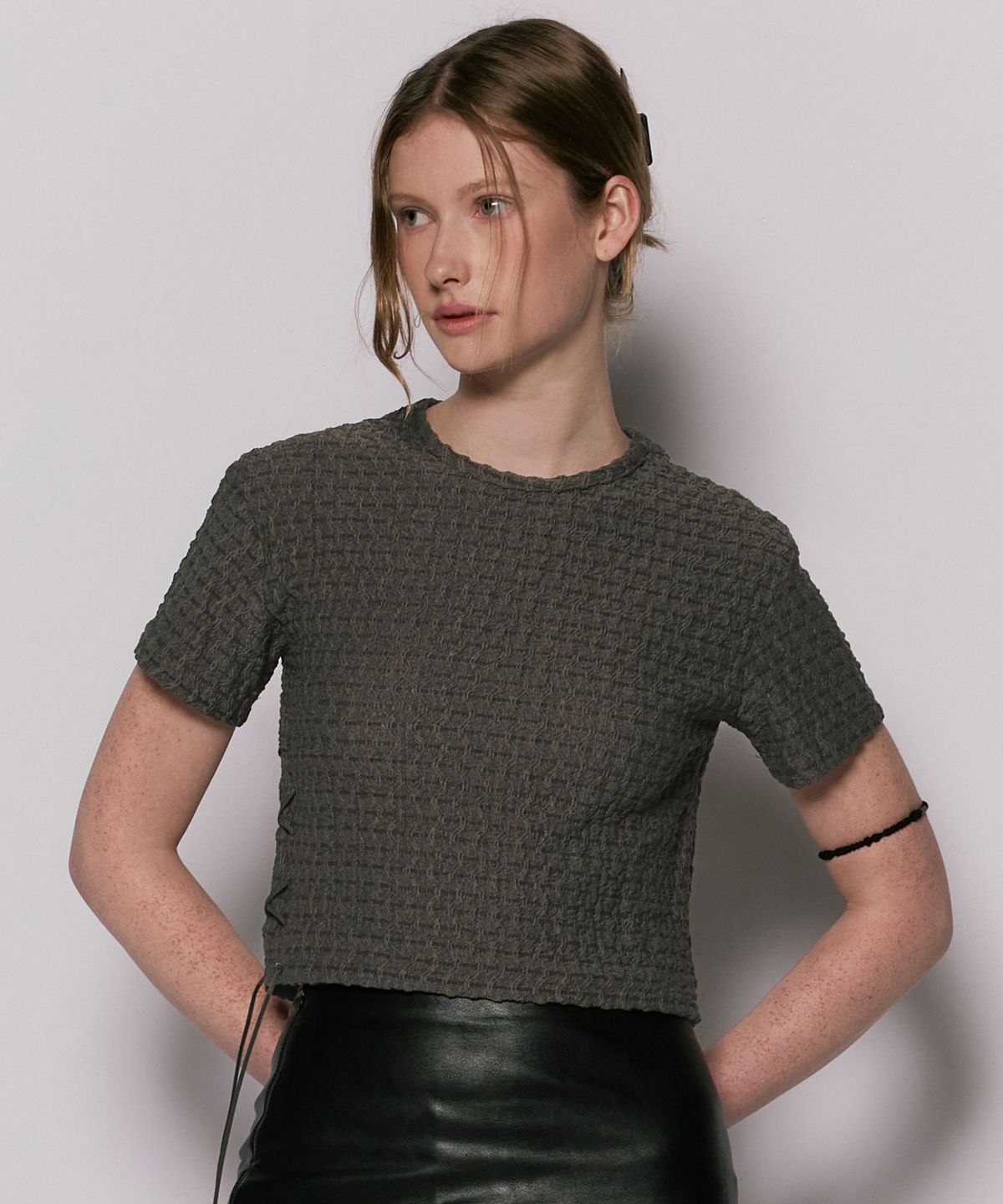 웨슬리 휴스턴(WESLEYHYUSTON) Suede string side detail crop knit dark grey