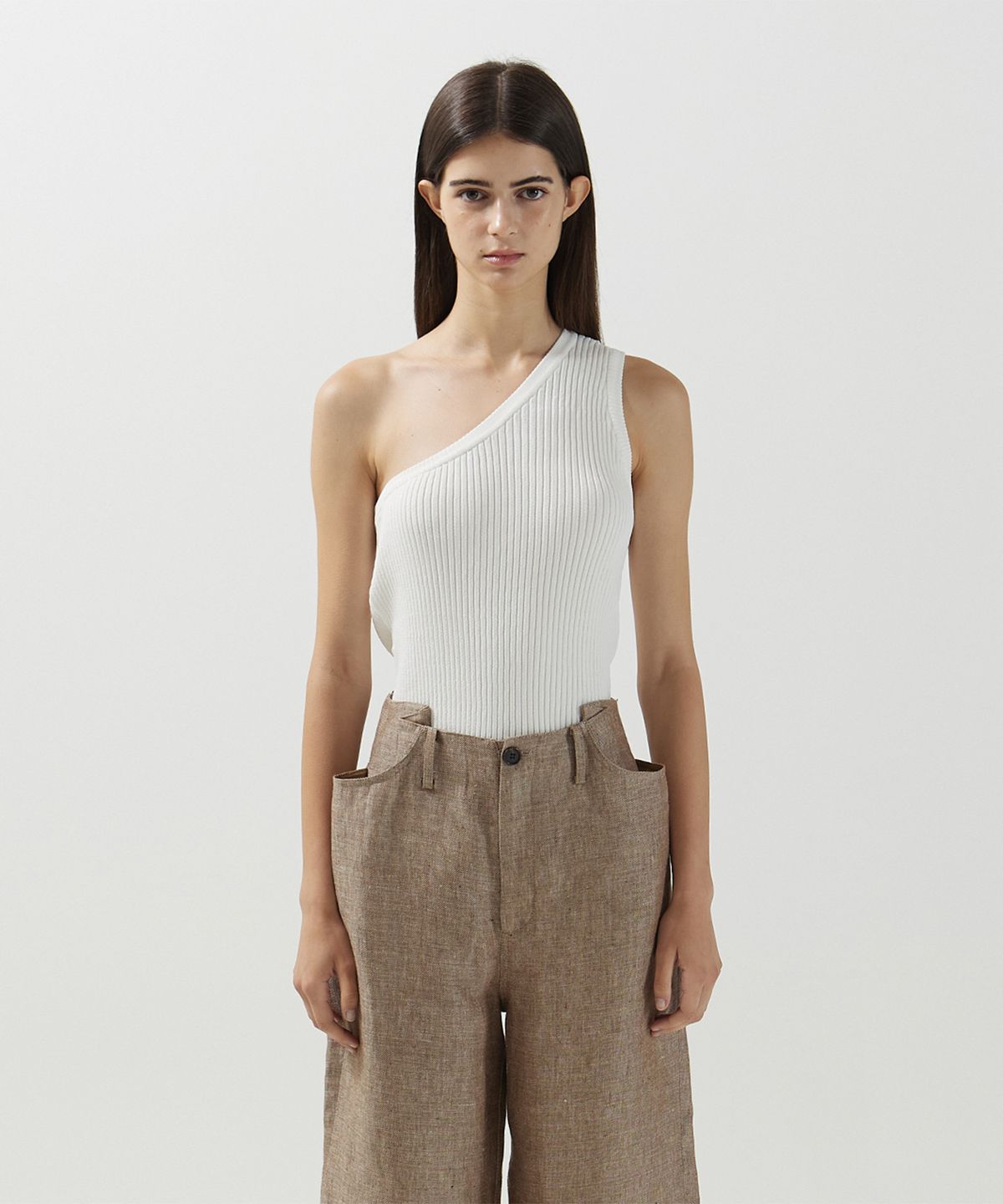 므아므(MMAM) Off-shoulder sleeveless top