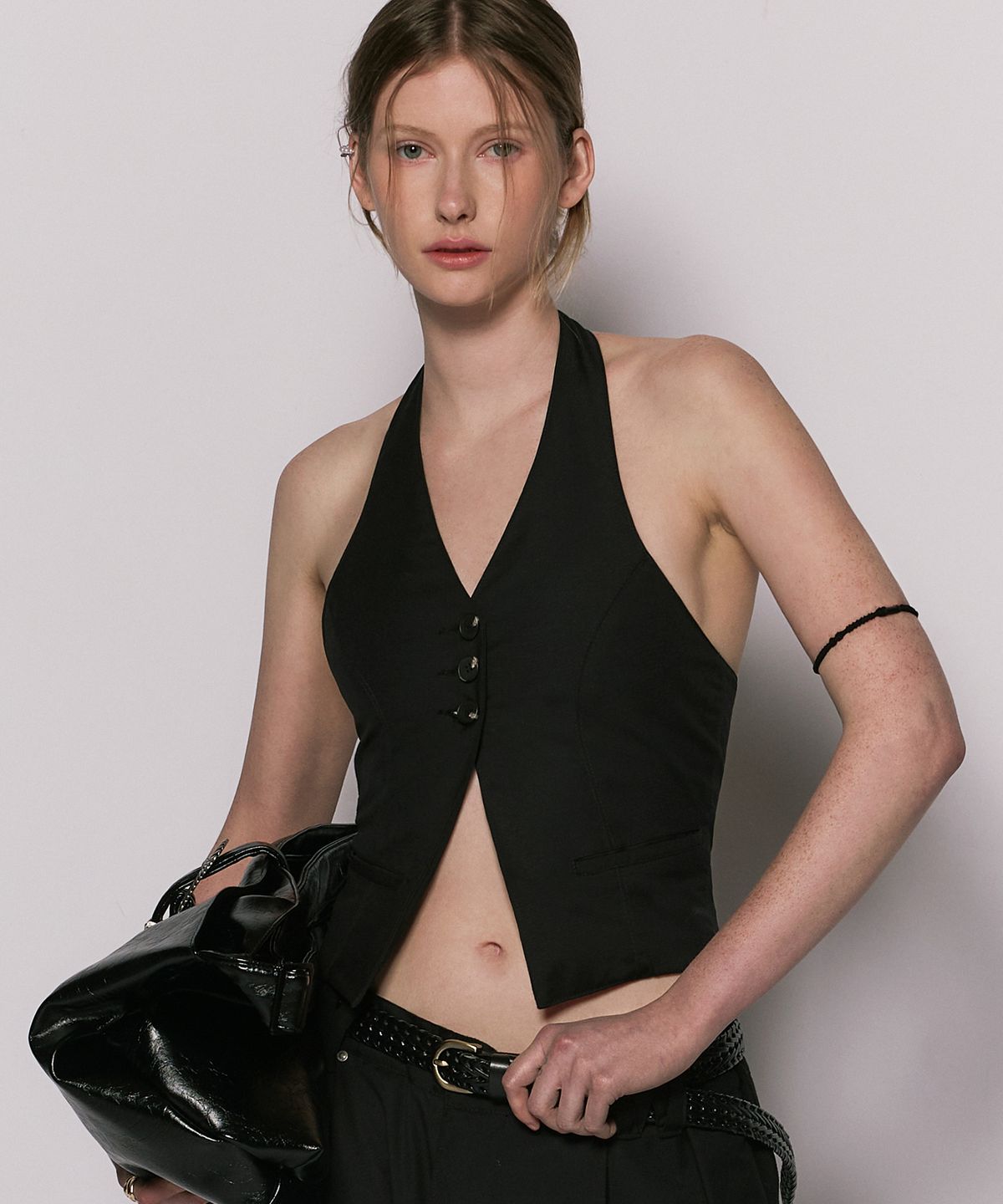 웨슬리 휴스턴(WESLEYHYUSTON) Evelyn halter neck vest black