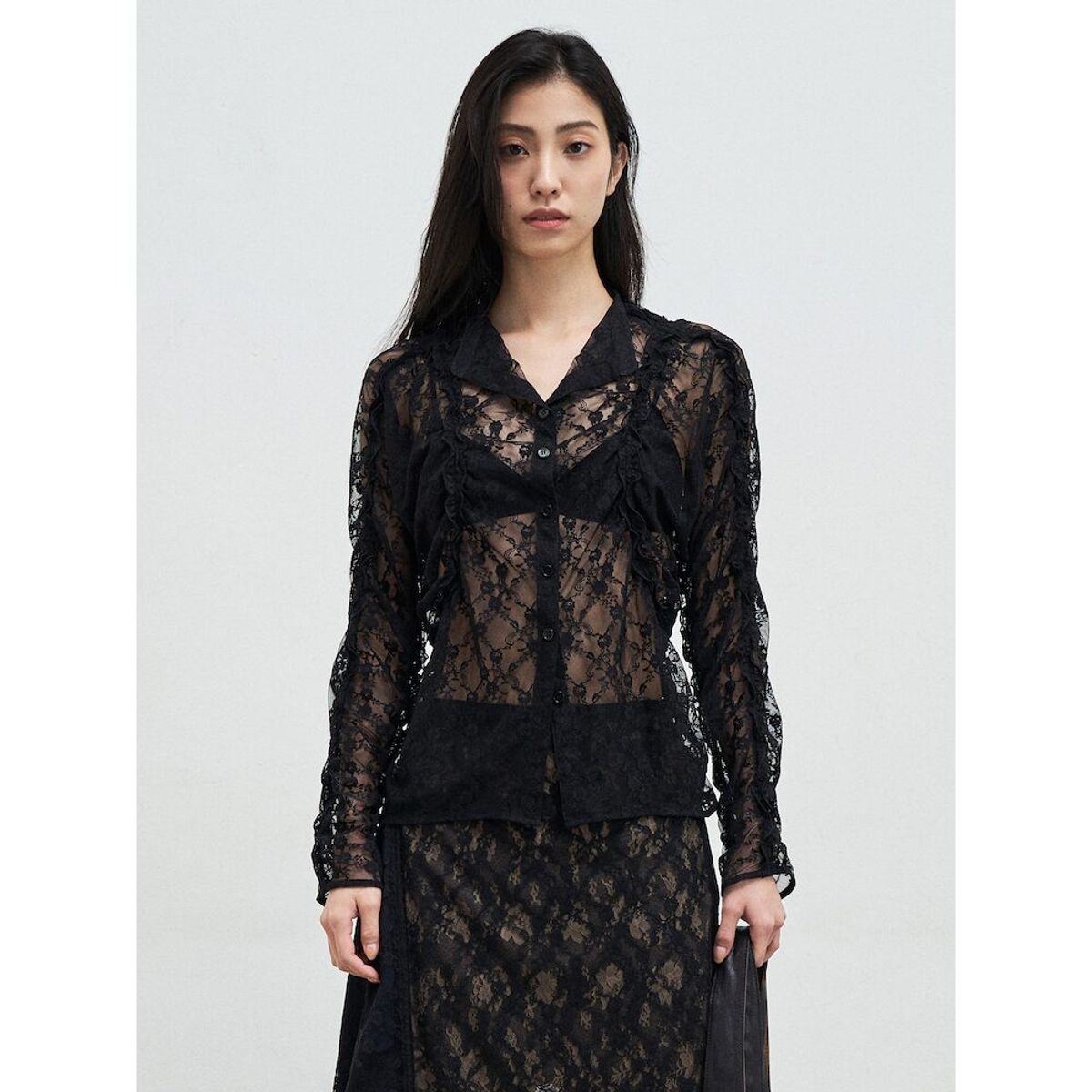 앙개(ANGGAE) Curved Line Lace Blouse  Black