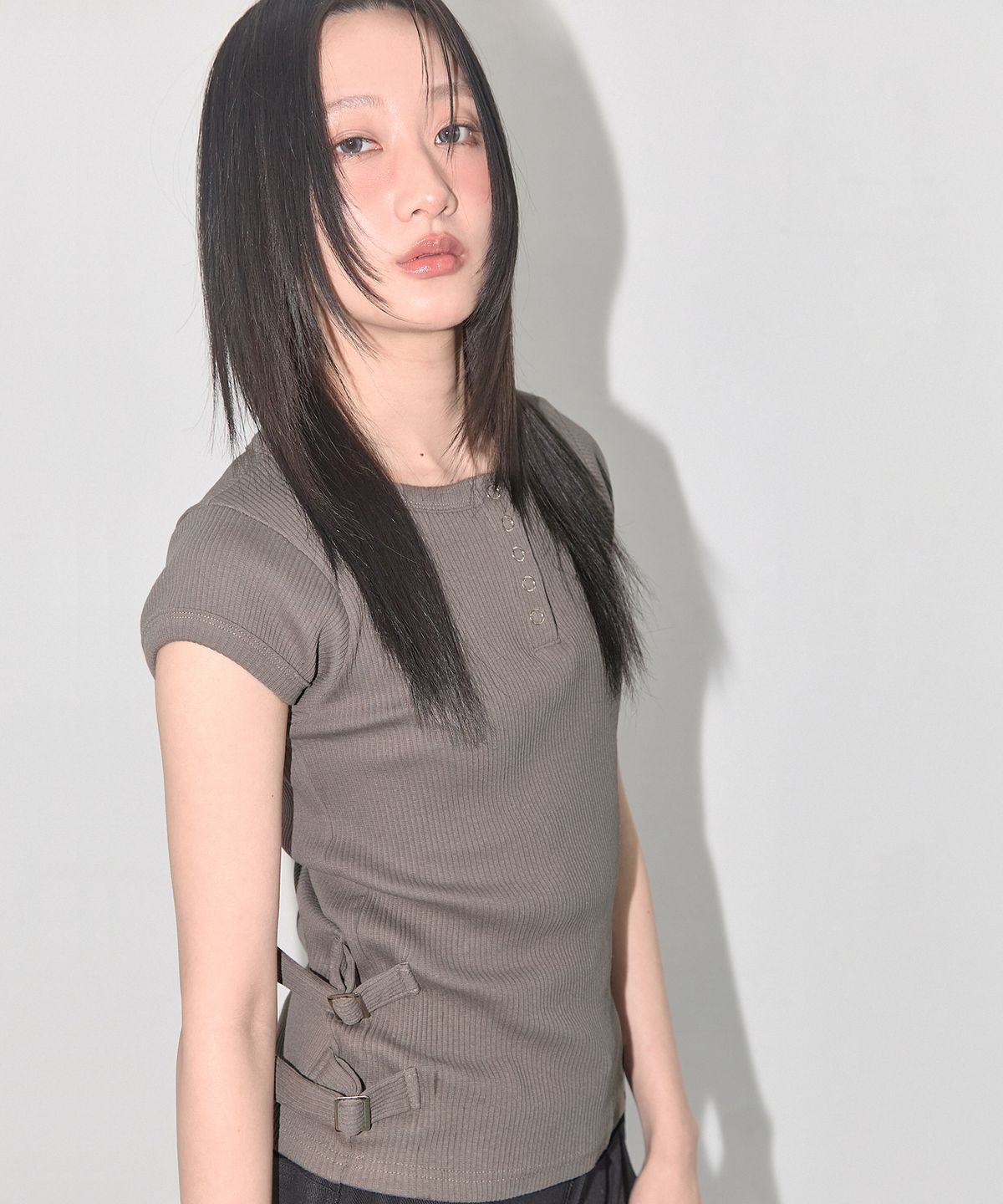 팬시클럽(FANCY CLUB) 사이드 버클 골지 티 (DARK BEIGE) F25QB110
