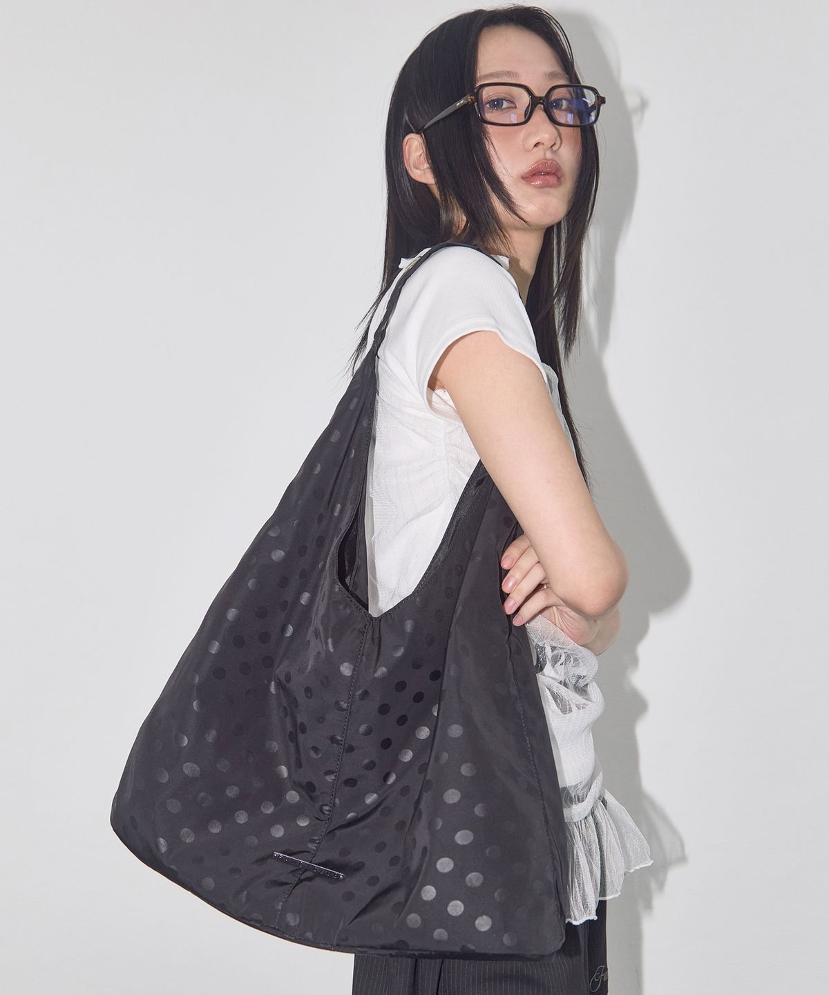 팬시클럽(FANCY CLUB) 도트 아일렛 숄더백 (BLACK) F25QE993