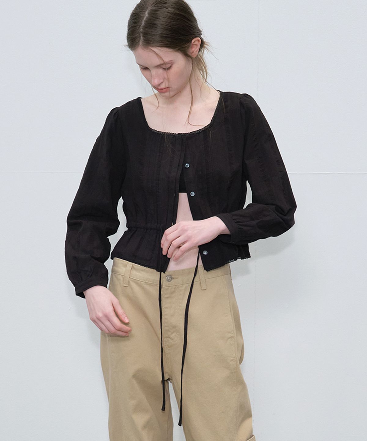 프리버07(FRIVER07) Ribbon shirring crop blouse_Black