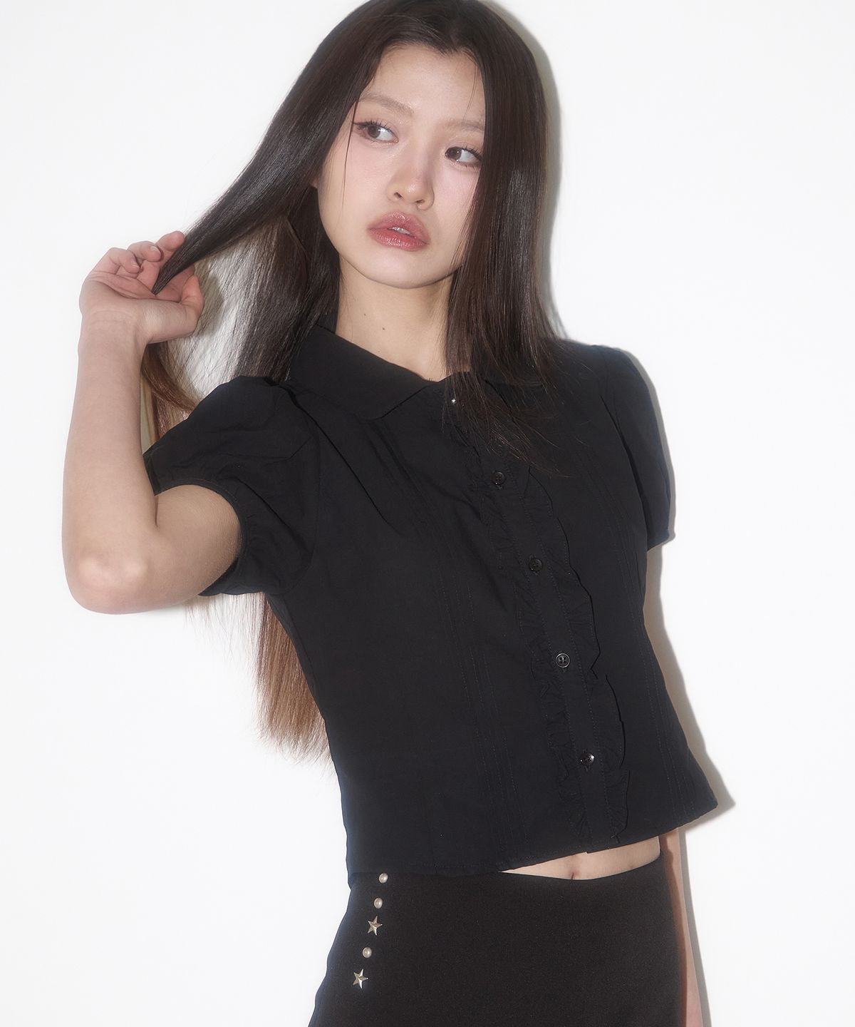 일리고(ILLIGO) 핀턱 프릴 블라우스 블랙