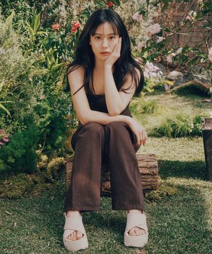 [고민시 착용] (WOMEN) 크로스 스트랩 스터드 샌들  브라운 (HH54K2G61D)