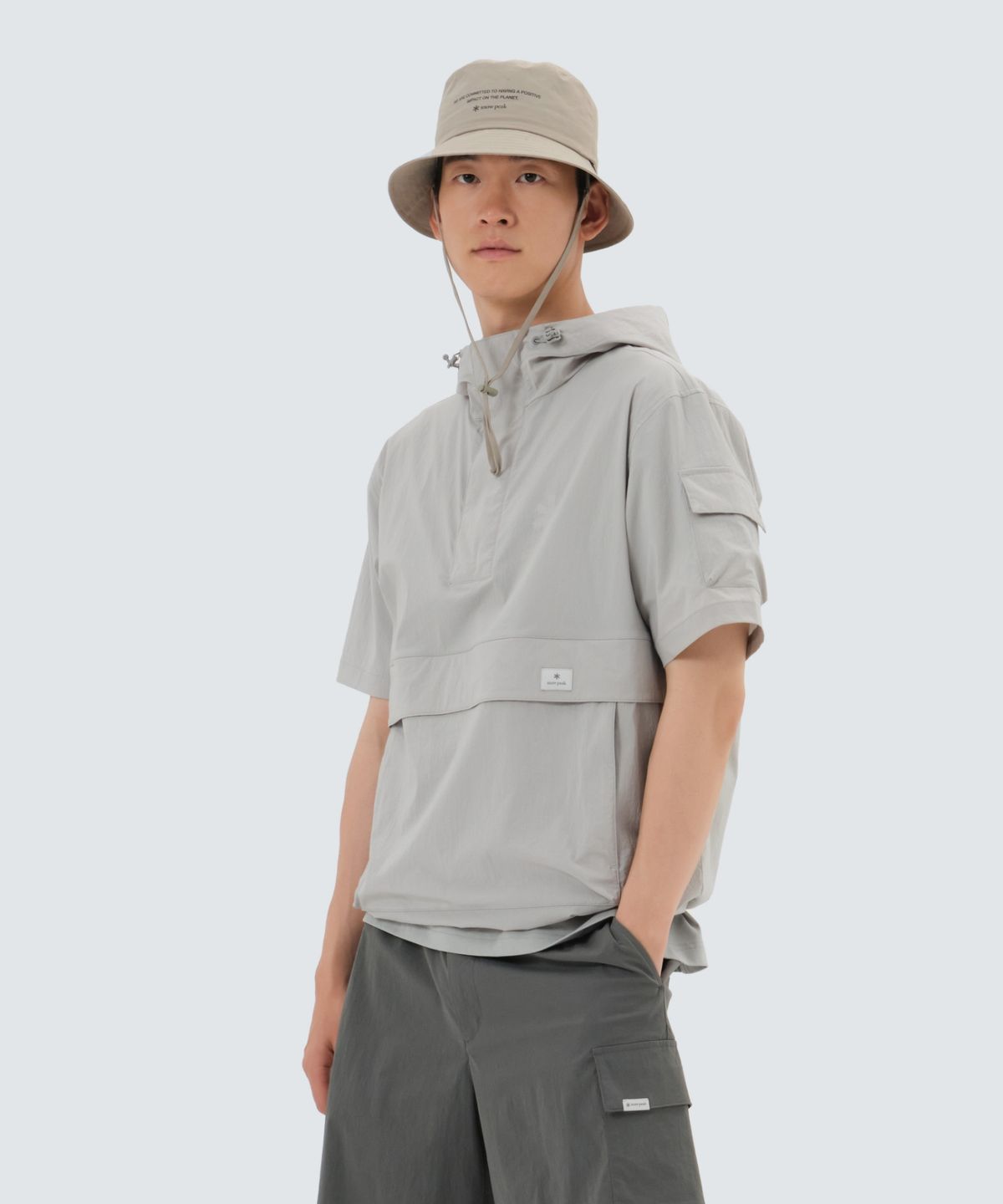 스노우피크 어패럴(SNOWPEAK APPAREL) 루트 후드 반팔 아노락 (S25MMRAN65) Light Gray