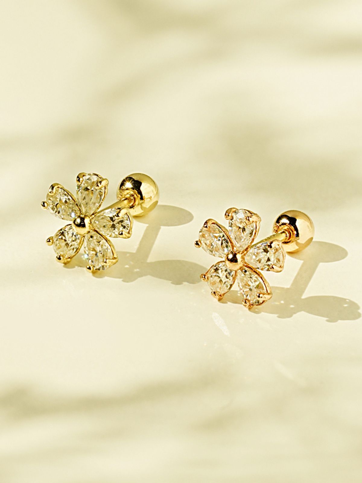 미니멀피어싱(MINIMALPIERCING) 14K 모이사나이트 다이아 드리밍 플라워 피어싱 귀걸이