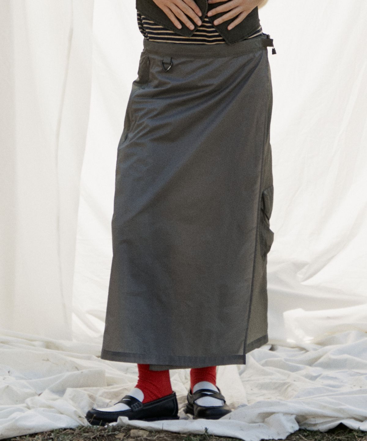 펜필드(PENFIELD) 패커블 나일론 카고 랩스커트 그레이_FR2WS70U