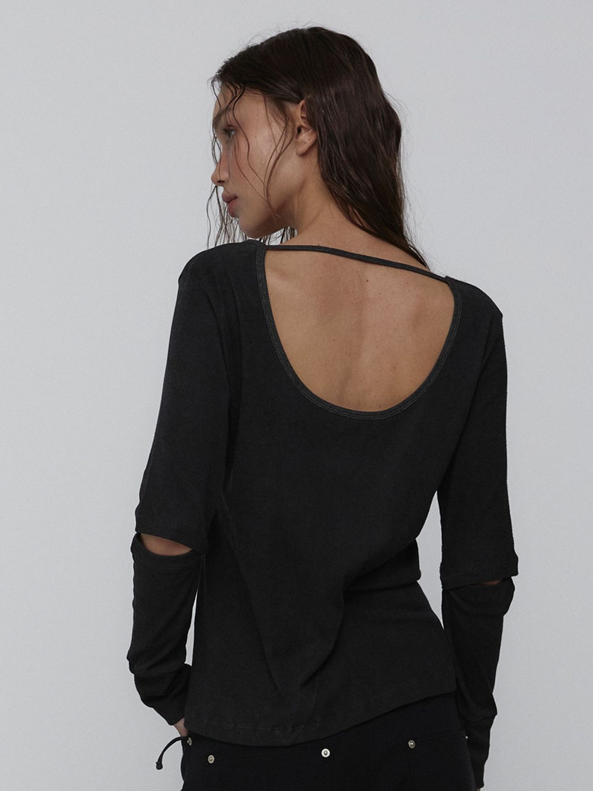 비수스(VISUS) Slit Sleeve Top_Charcoal