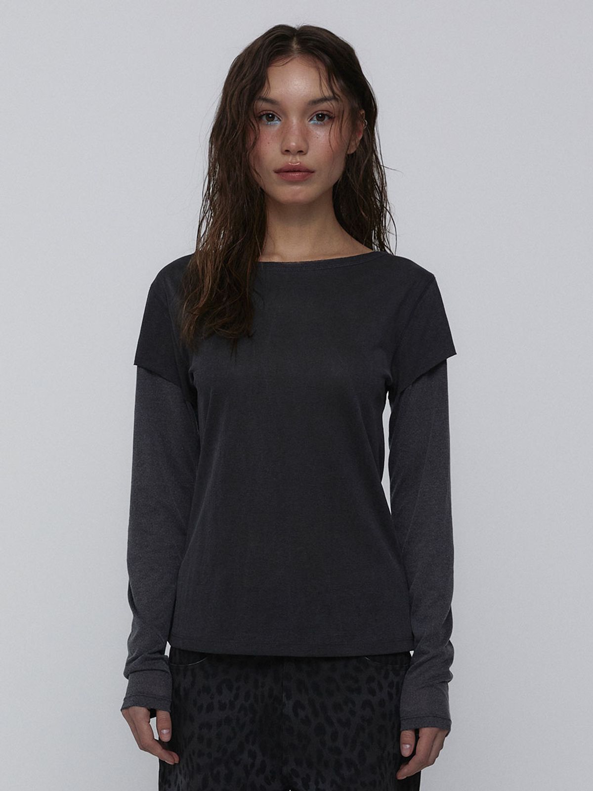 비수스(VISUS) Layered Long Sleeve Top_Charcoal