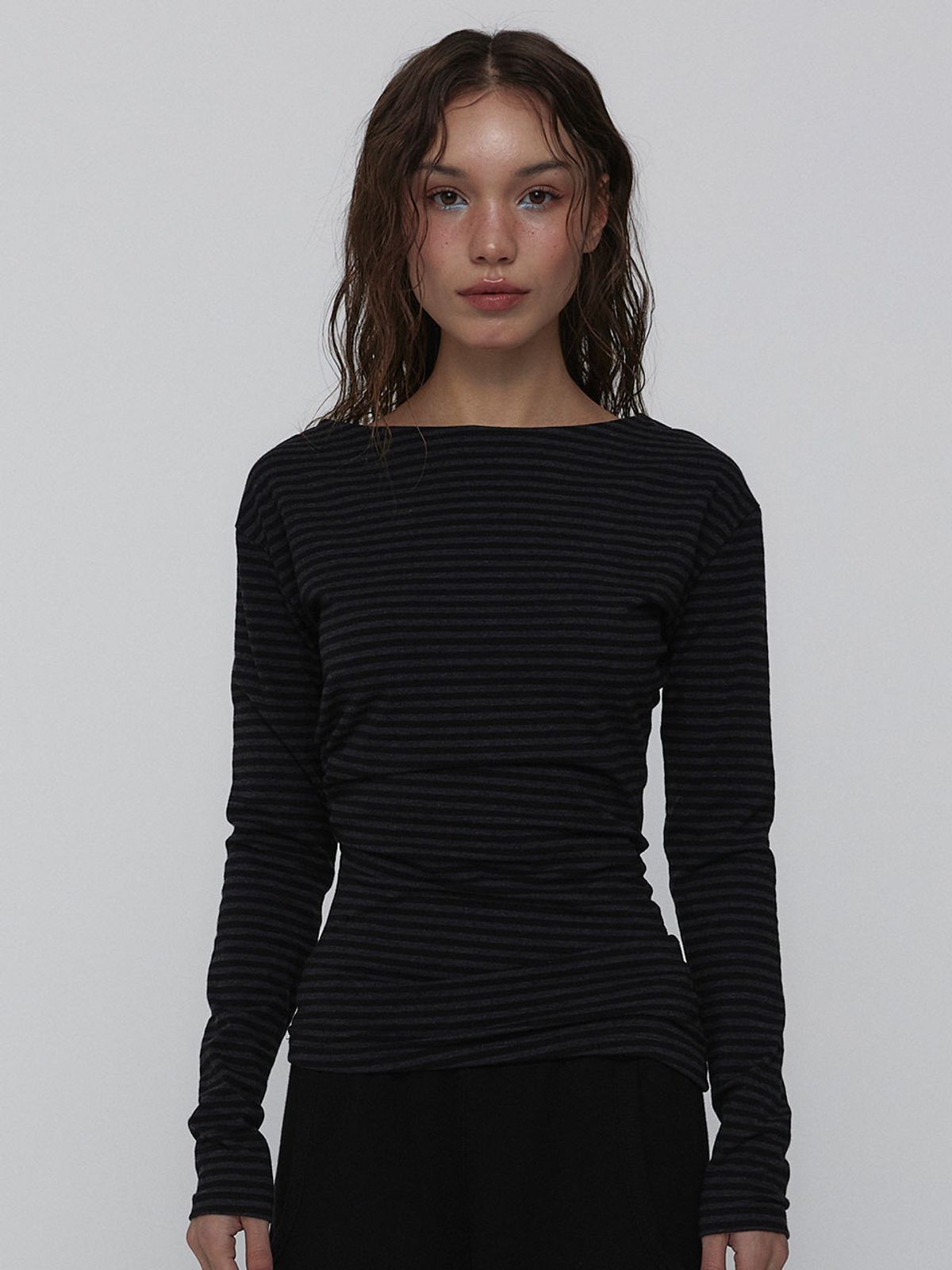비수스(VISUS) Side Shirring Stripe Top_Charcoal