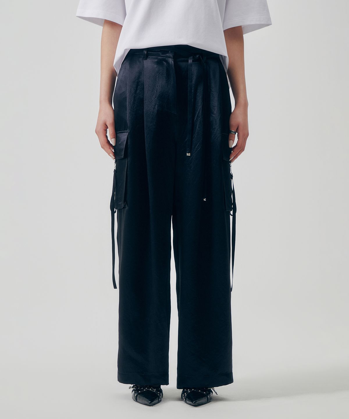 트리밍버드(TREEMINGBIRD) Soft Satin Out-Pocket Pants [ Black ]