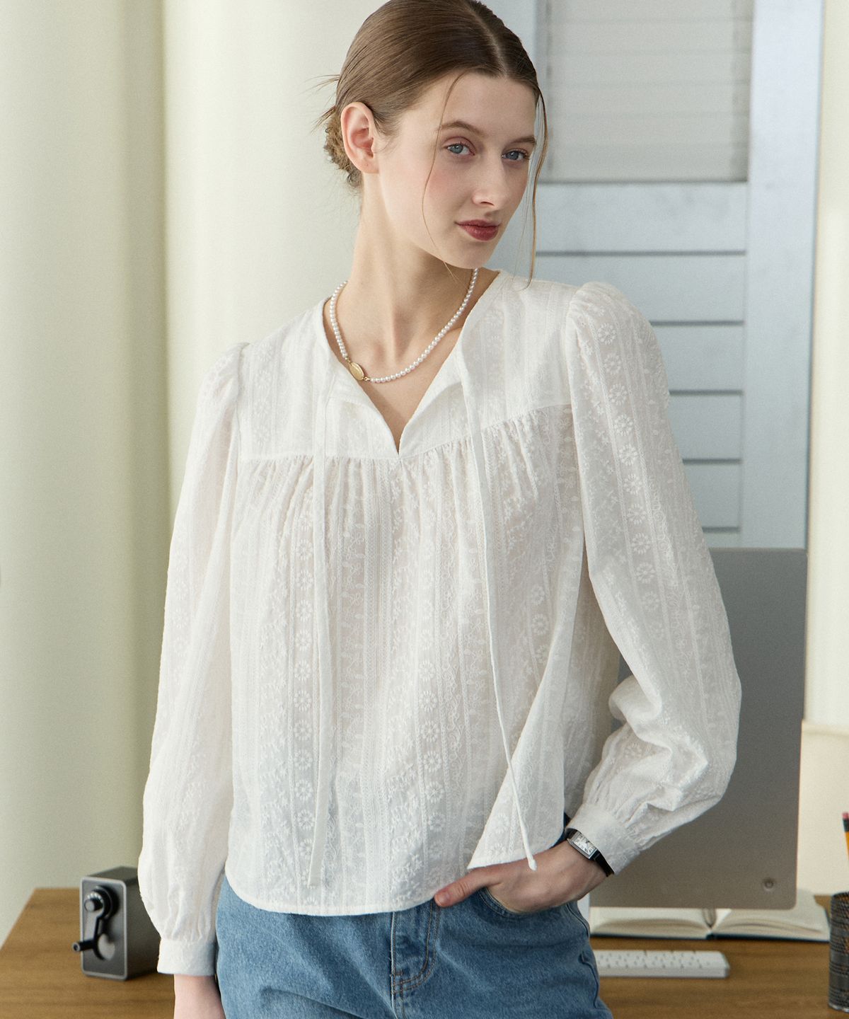 논로컬(NONLOCAL) Embroidery Lace Shirring Blouse - White