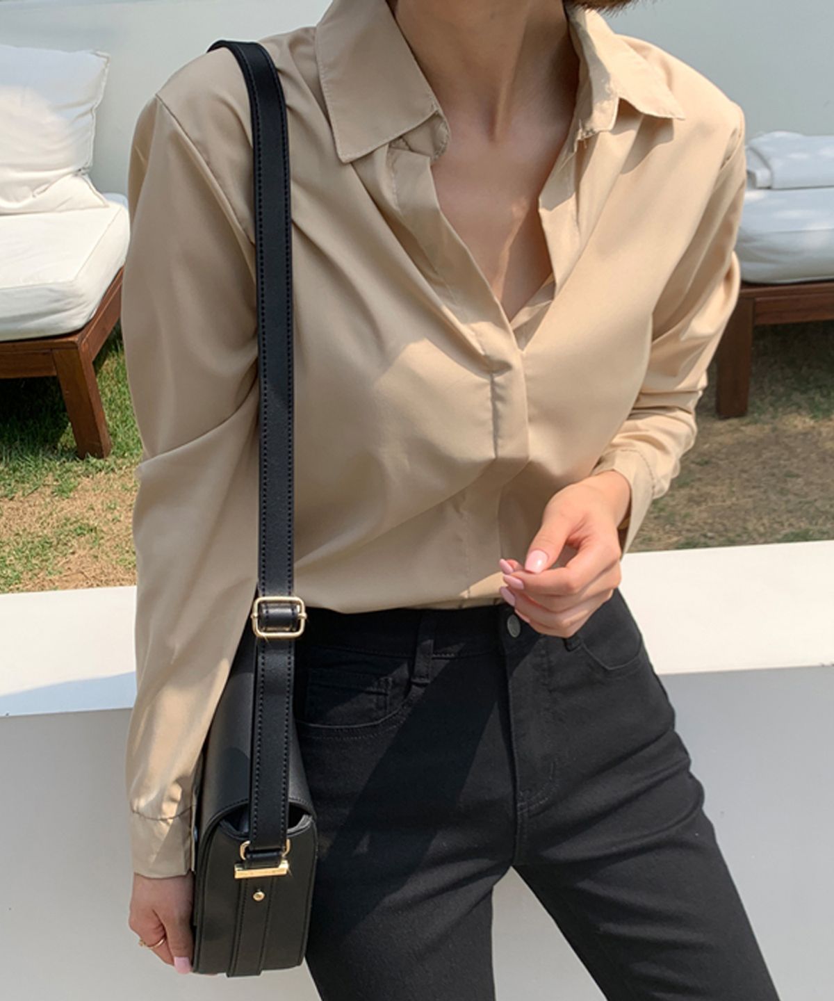 빼빼(BBAEBBAE) 브이라인 카라넥 세련된 블라우스