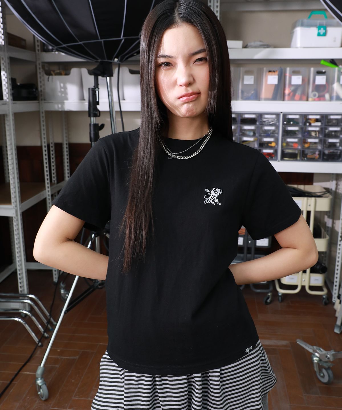 엔와이엑스엑스(NYXX) EMBLEM LOGO TEE BLACK